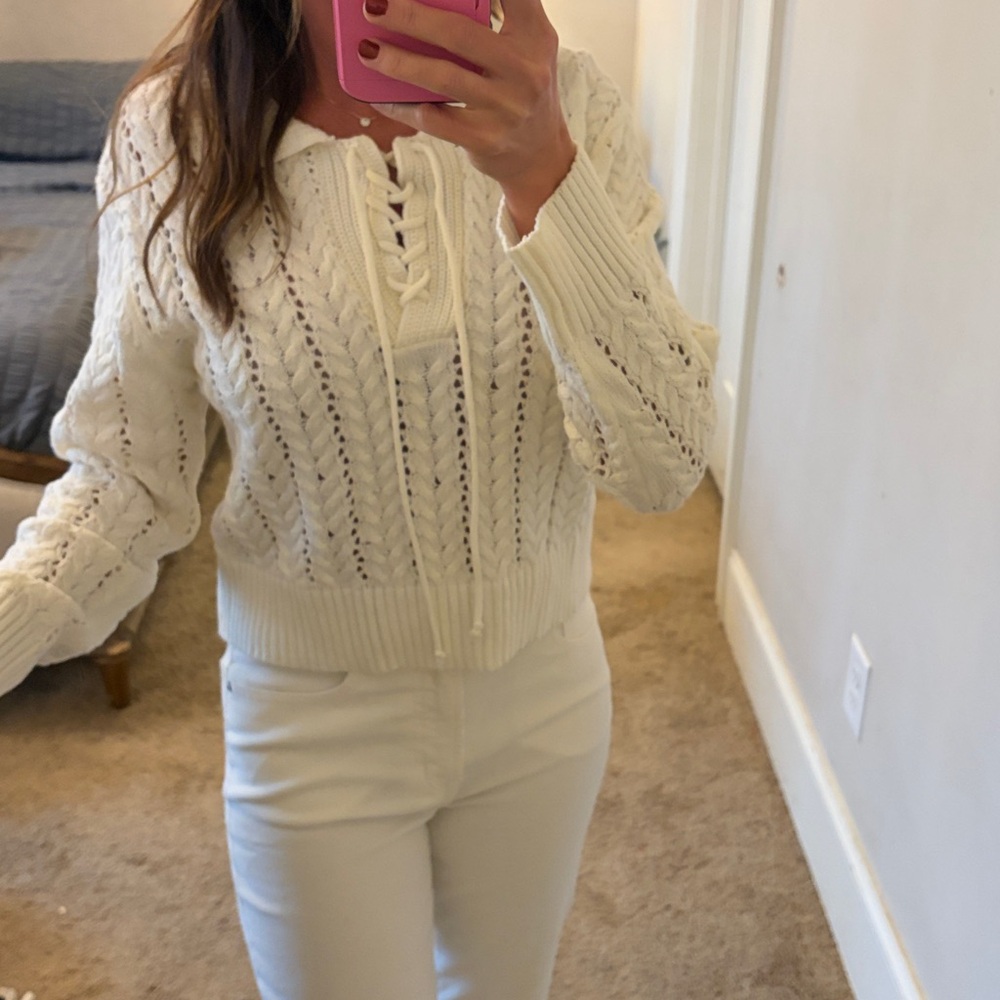 Storia Women's Cream V-Neck Cable Sweater
